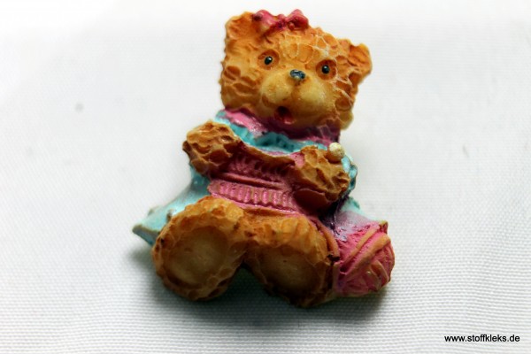 Knopf | Kunststoff | strickender Teddy | Öse | 2,2 x 1,7 cm