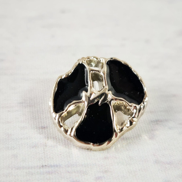 1 Knopf | Kunststoff | Öse | ca. 25mm x 20mm | edel | silber mit schwarz