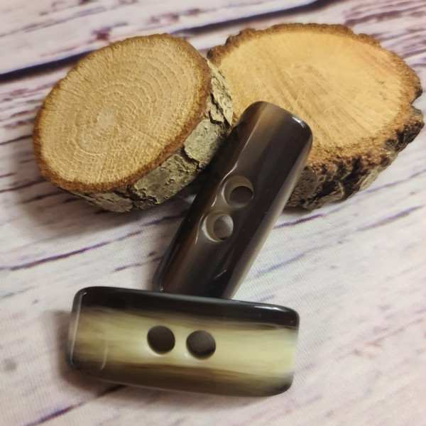 1 Knopf | Kunststoff | 2-Loch | ca.45mm x 17mm | Horn