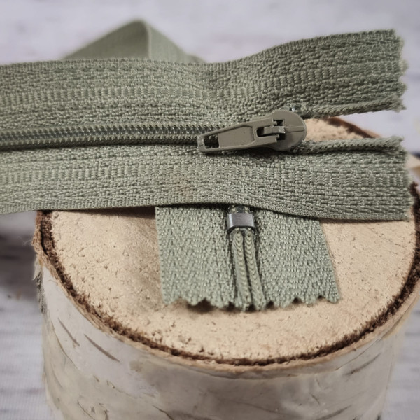 1 Reißverschluss | nicht teilbar | 30cm | Nylon | 3mm Spirale | khaki