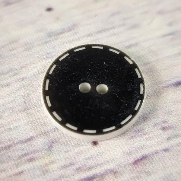1 Knopf | Kunststoff | 2-Loch | ca. 23mm | little stitch | schwarz/weiß