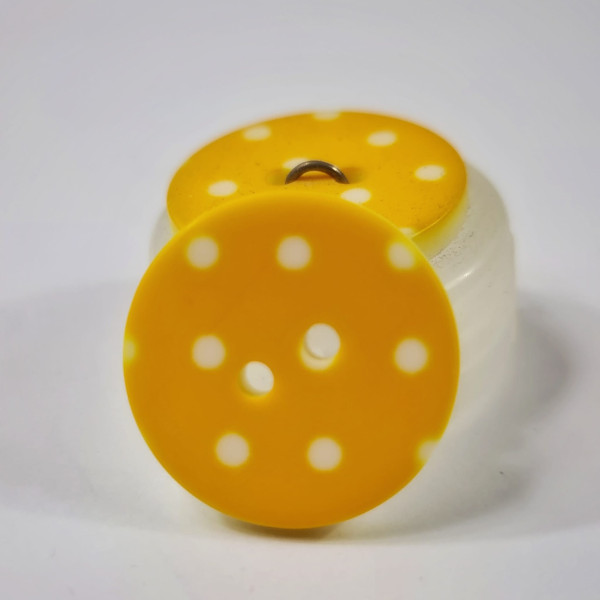 1 Knopf | Kunststoff | 2-Loch | ca. 2cm | Punkte | gelb/weiß