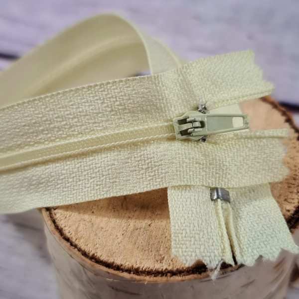 1 Reißverschluss | nicht teilbar | 30cm | Nylon | 3mm Spirale | vanille