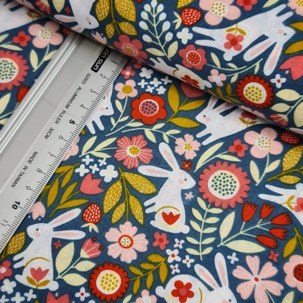 Baumwolle | bedruckt | Blumenhase | blau/bunt