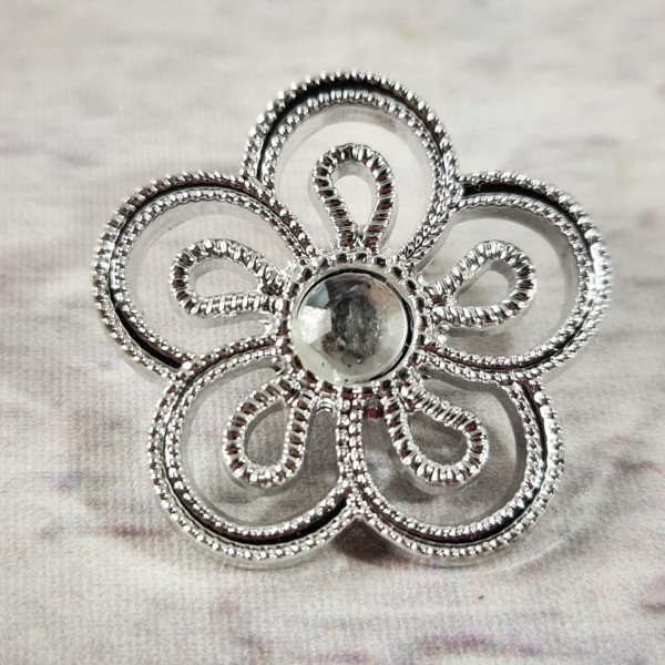 1 Knopf | Kunststoff | Öse | ca. 40mm | Blume | silber