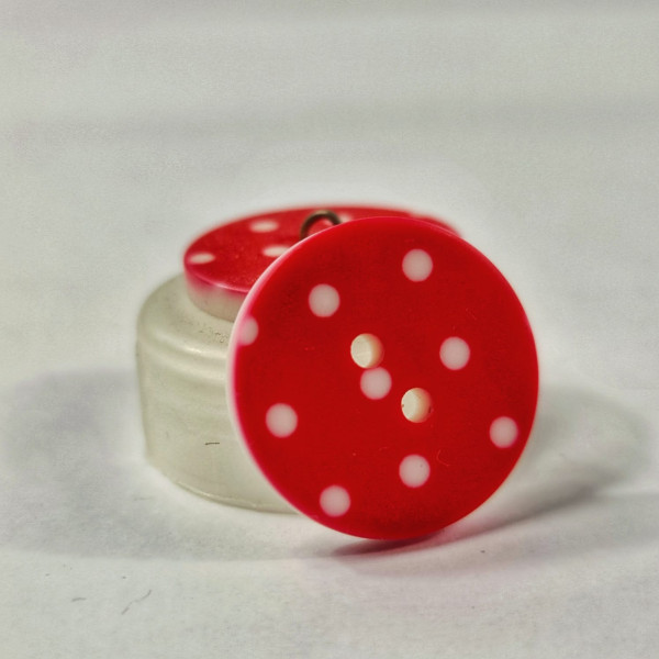 1 Knopf | Kunststoff | 2-Loch | ca. 2cm | Punkte | rot/weiß