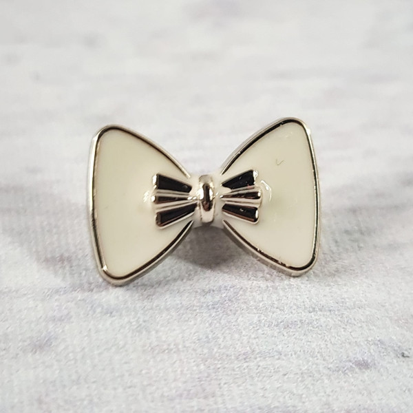 1 Knopf | Kunststoff | Öse | ca. 17mm x 12mm | Schleife | silber/creme