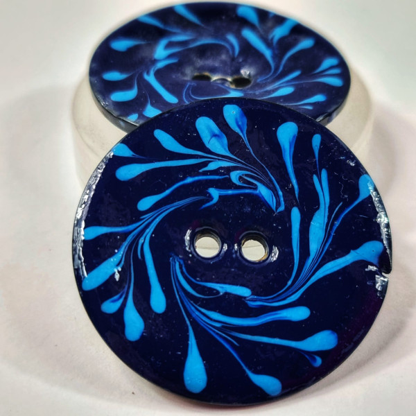 1 Knopf | Kokosholz | 2-Loch | handbemalt | ca. 5 cm | blau